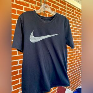 Nike tshirts. Mens medium. Black. EUC.